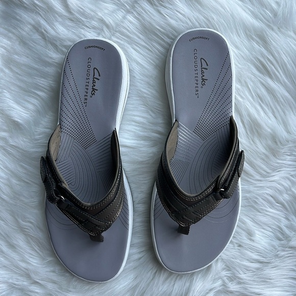 🆕 Clarks Women’s Sandals Cloudsteppers Breeze Sea Flip Flop Pewter Color Size 10 - Picture 3 of 8
